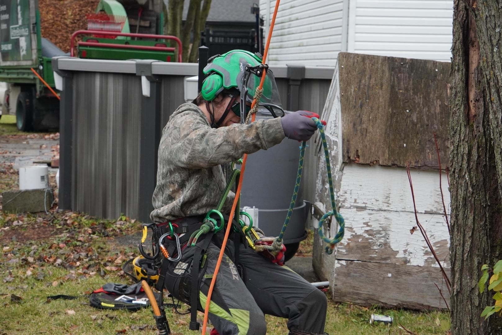 Arboriste certifié préparant ses cordes au sol